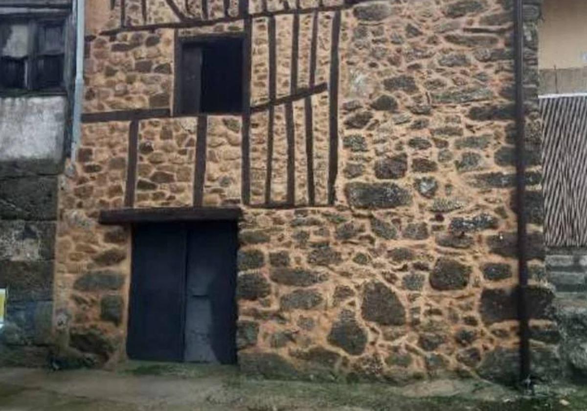Vista de una casa de Sequeros.