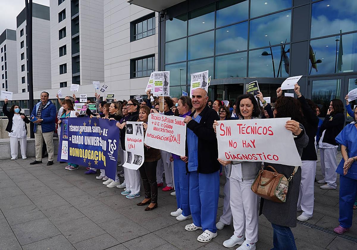 Manifestación de técnicos superiores sanitarios en el Hospital de Salamanca.