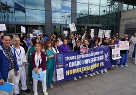 Imagen de una manifestación de técnicos sanitarios a las puertas del Complejo Asistencial.
