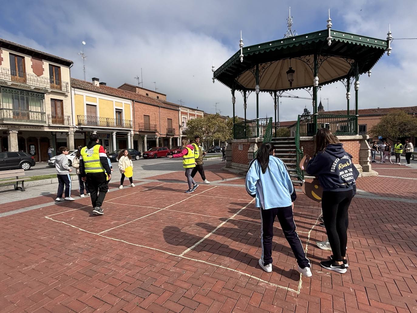 Todos los centros educativos de Peñaranda unidos por primera vez en el día de la Educación Física en la Calle