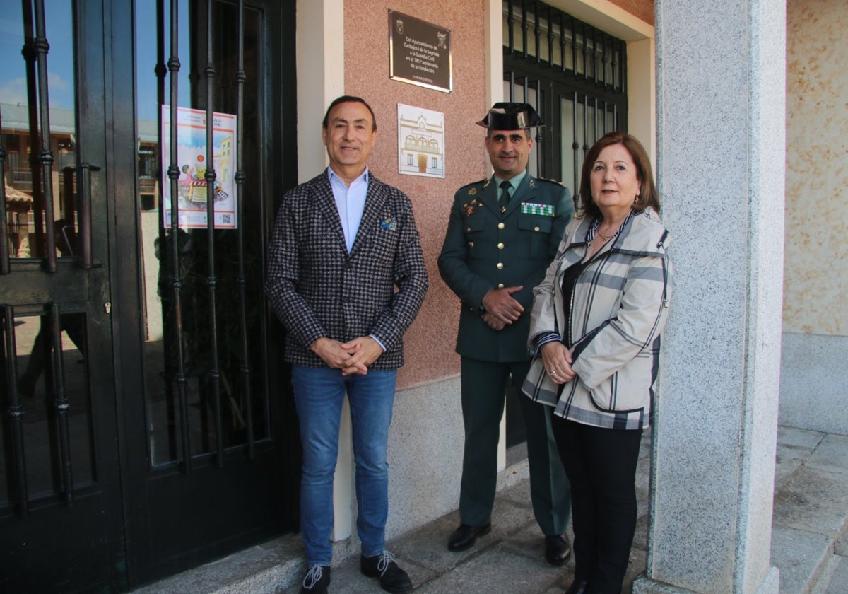 Carbajosa rinde homenaje a la Guardia Civil en la fachada principal de su Casa Consistorial