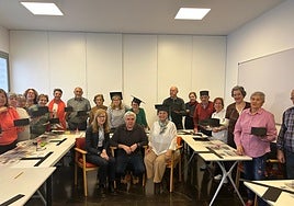 Taller de birretes en el que participaron los mayores de Santa Marta.