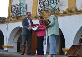 Marcos Iglesias entrega una placa a la pregonero de este año