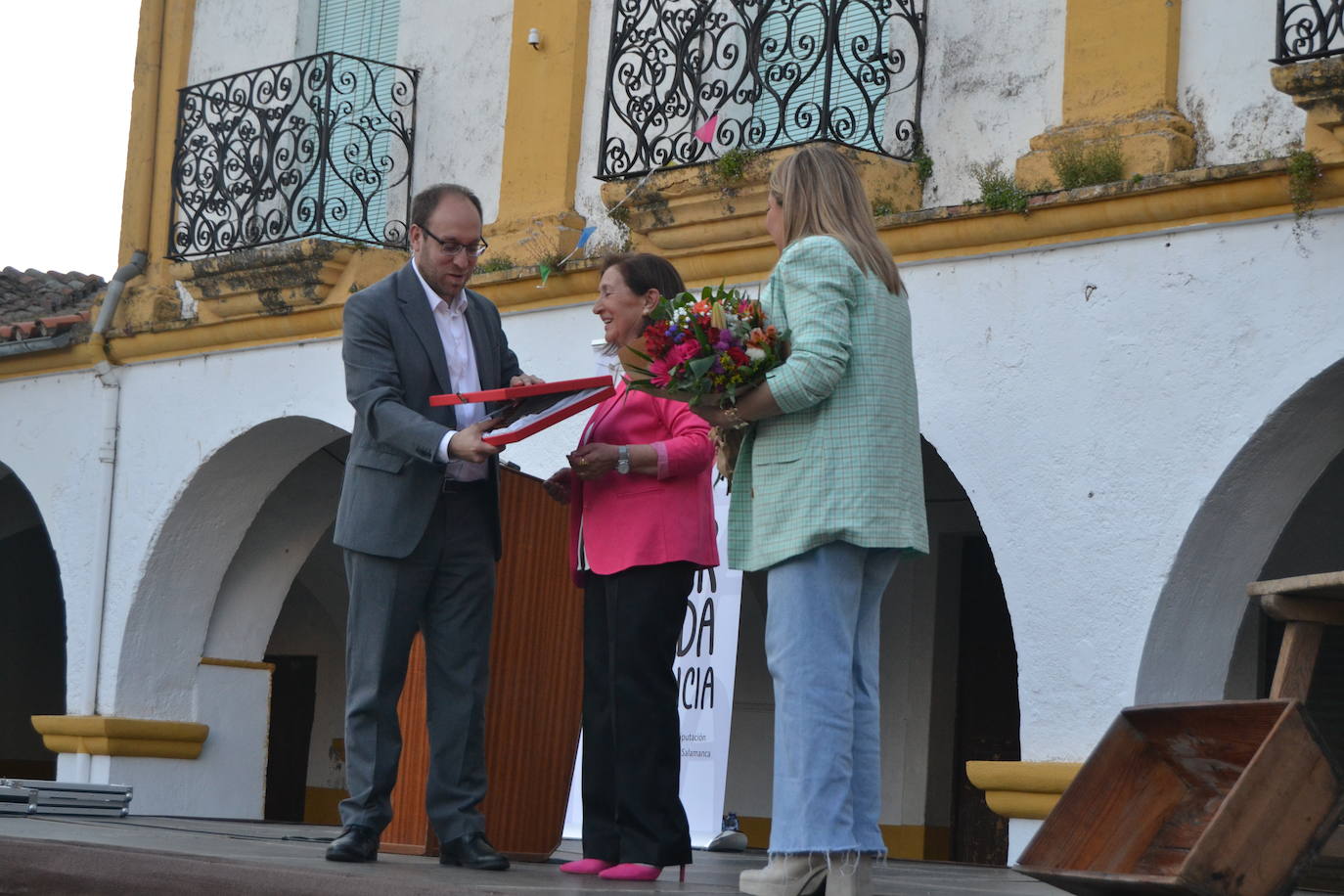 El pregón de Adoración Cañamero abre la Feria del Farinato en Miróbriga
