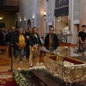 Veneración del cuerpo de Santa Teresa en Alba de Tormes.