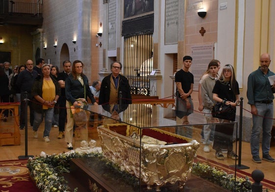 Veneración del cuerpo de Santa Teresa en Alba de Tormes.