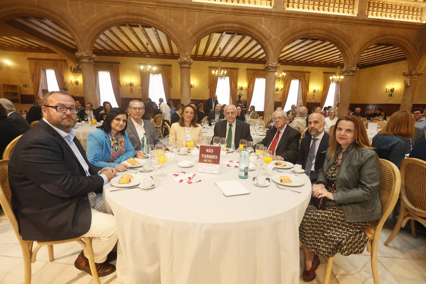 Julio Casado Labrador (Director de RREE de Mercadona en CyL), Belén Rodríguez Villar (Directora de AgroBank en CyL), Rafael Sánchez Olea (Gerente de Cobadu), María González Corral (Consejera de Agricultura, Ganadería y Desarrollo Rural de la Junta), Pedro Díaz Mesonero (Presidente de LA GACETA), Pedro Méndez González (Presidente del Casino) Javier González Benito (Vicerrector de Economía de la Universidad) y Esther del Brío González (Senadora del PP).