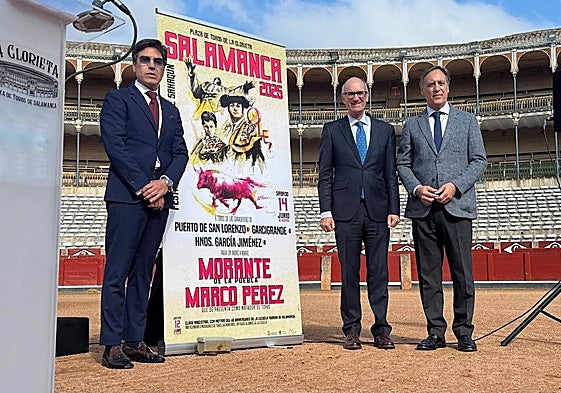 Antonio Barrera, Carlos García Carbayo y Javier Iglesias con el cartel en La Glorieta.