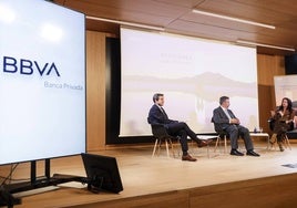 Ángel Oliveros, Álvaro Manteca y Marina Pérez Razquin, durante el coloquio.