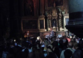 Actuación de Carlos Nuñez en la iglesia de Salmoral.