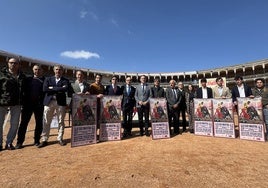 Toreros de la clase magistral, autoridades del Ayuntamiento y la Diputación de Salamanca y representantes de la Escuela taurina en La Glorieta.