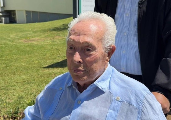 Curro Romero, a su salida del Hospital Virgen Macarena de Sevilla.