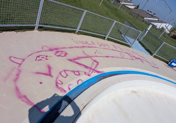 La pintada en el suelo de la piscina de Carrascal de Barregas, ubicada en la urbanización Peñasolana.