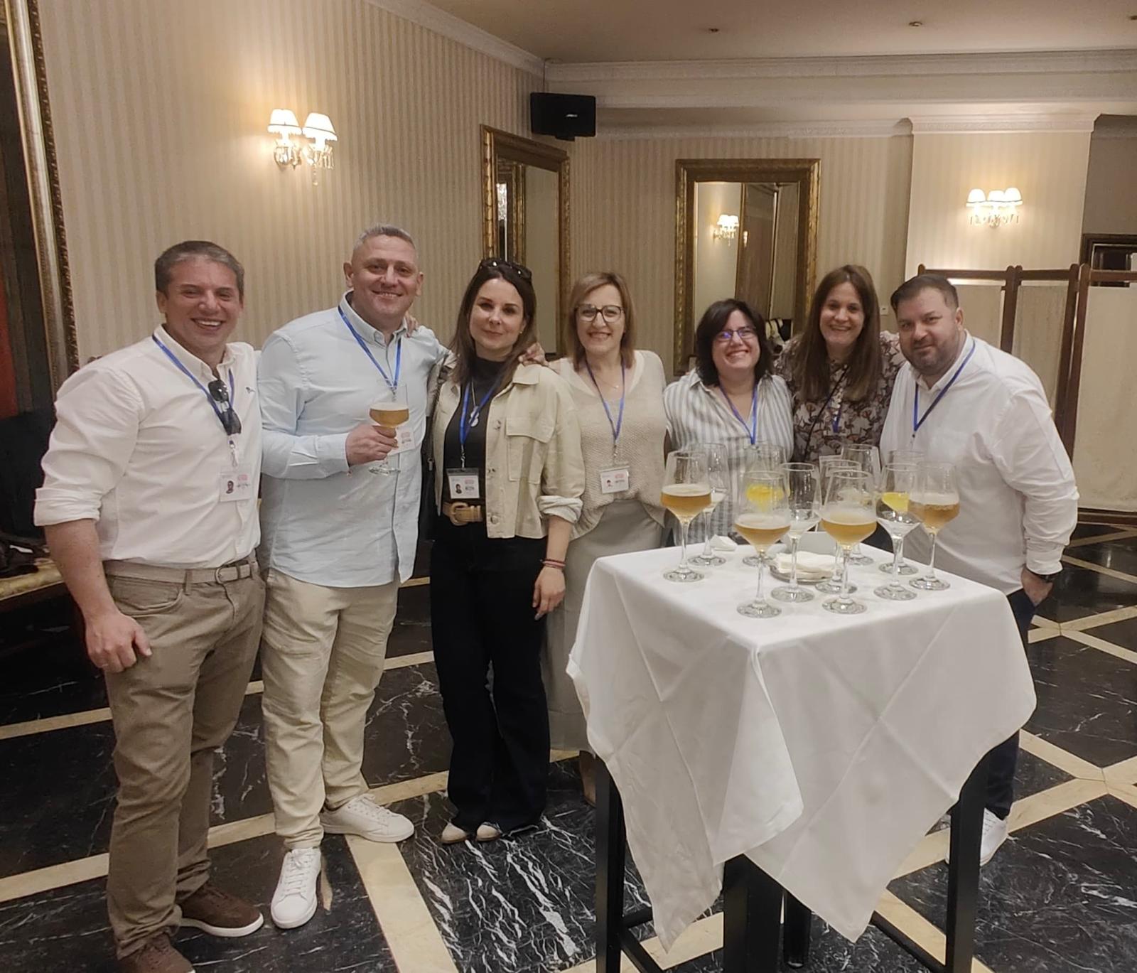 Lágrimas, abrazos y recuerdos en el reencuentro de antiguos alumnos del Colegio Esclavas de Salamanca