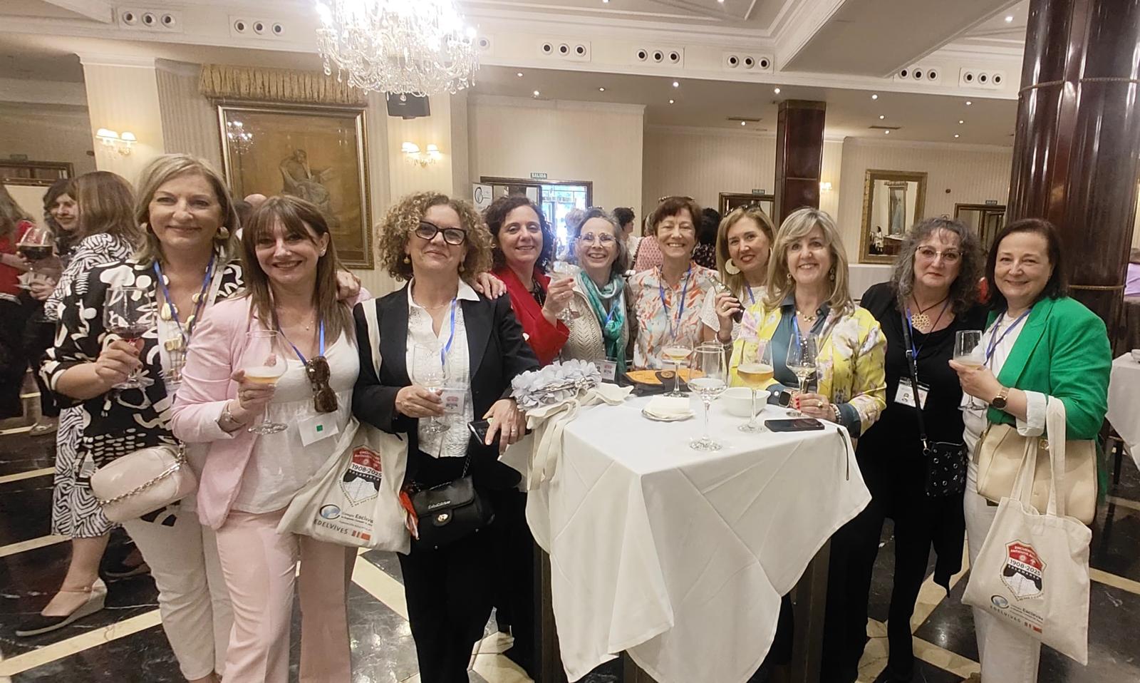 Lágrimas, abrazos y recuerdos en el reencuentro de antiguos alumnos del Colegio Esclavas de Salamanca