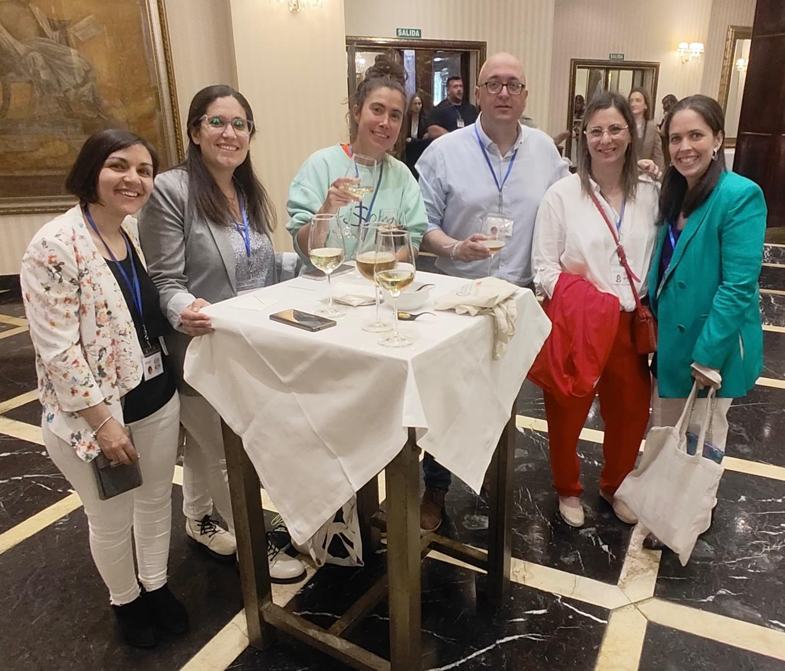 Lágrimas, abrazos y recuerdos en el reencuentro de antiguos alumnos del Colegio Esclavas de Salamanca