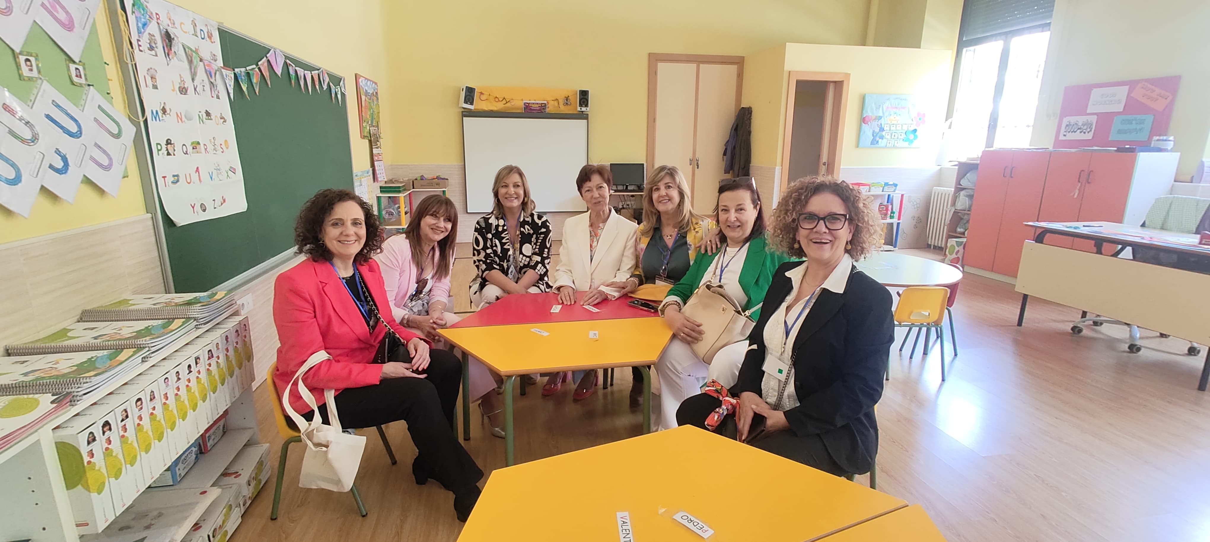 Lágrimas, abrazos y recuerdos en el reencuentro de antiguos alumnos del Colegio Esclavas de Salamanca