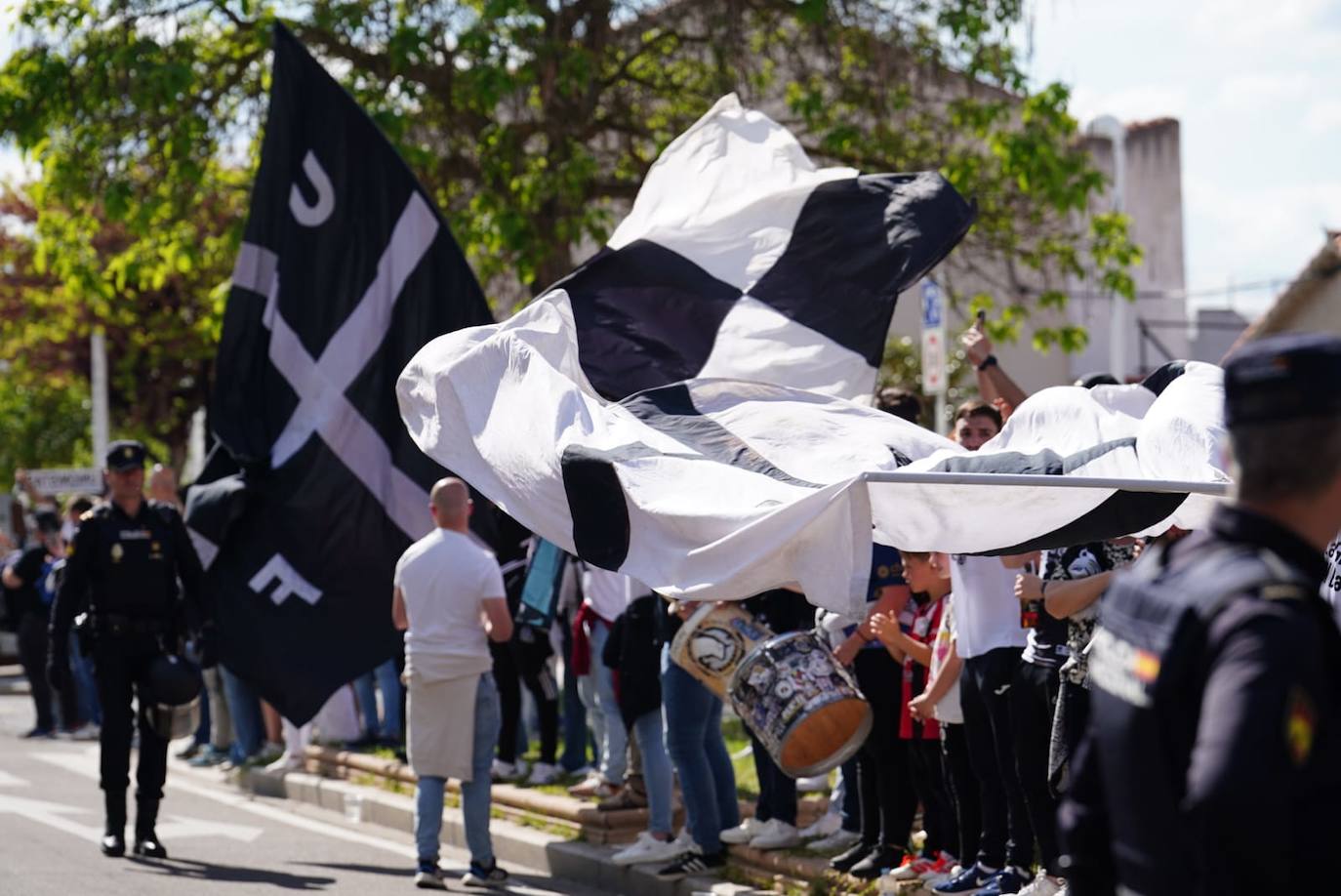 Recibimiento de la afición de Unionistas al equipo