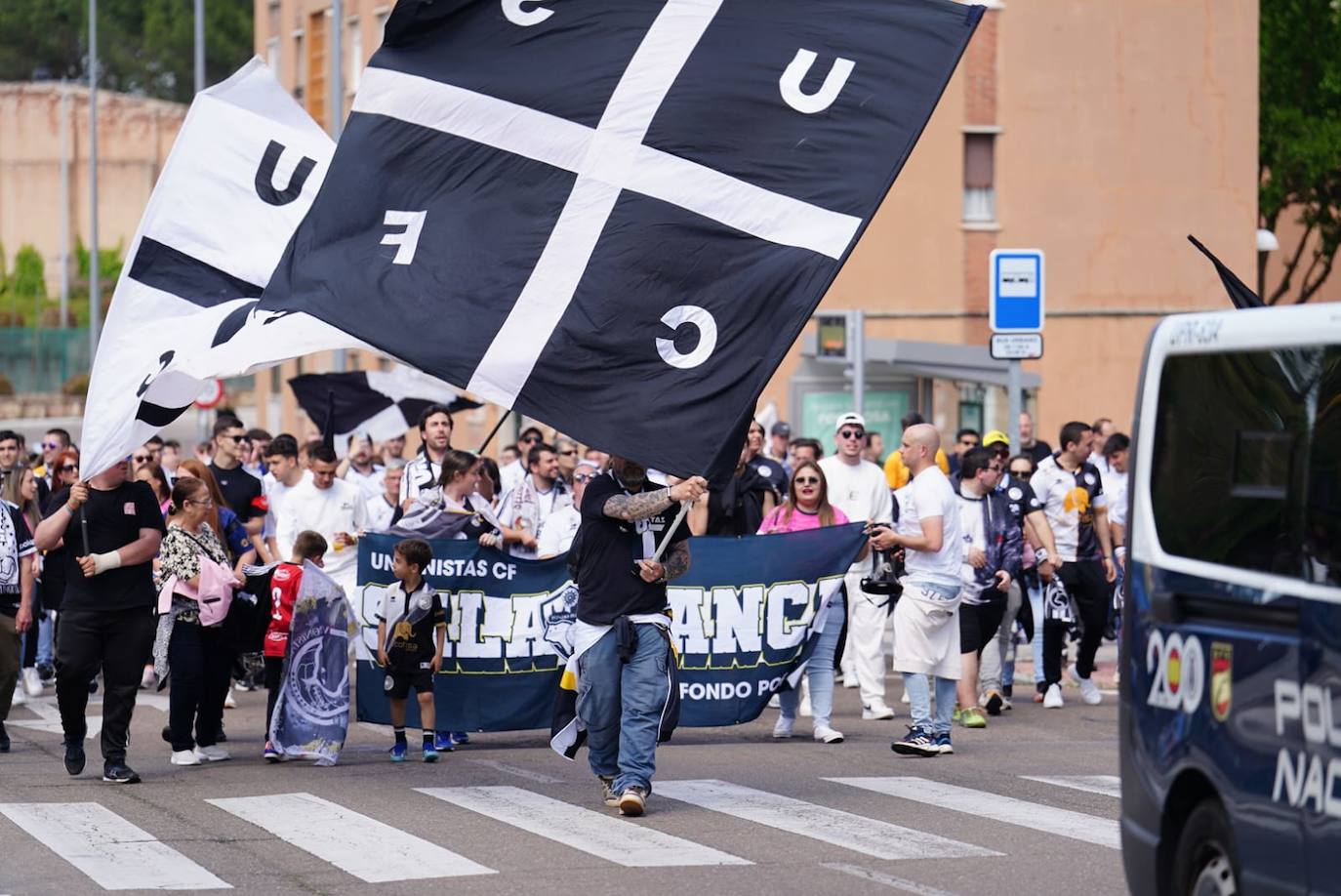 Recibimiento de la afición de Unionistas al equipo