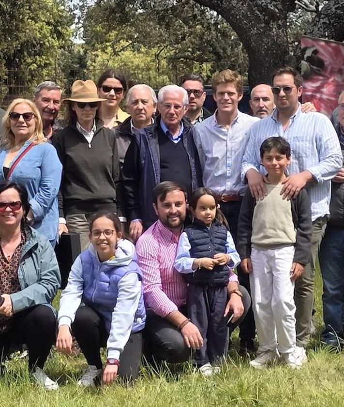Imagen secundaria 2 - El detallazo del torero Borja Jiménez con la Asociación Taurina de Guijuelo