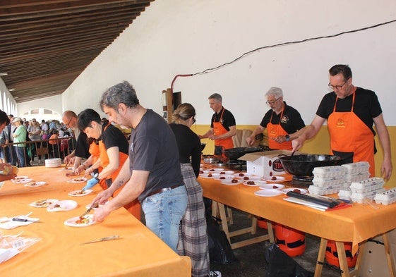 Preparación de huevos con farinato por la Cofradía Amigos del Farinato
