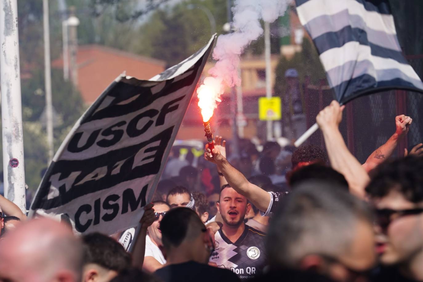 Recibimiento de la afición de Unionistas al equipo