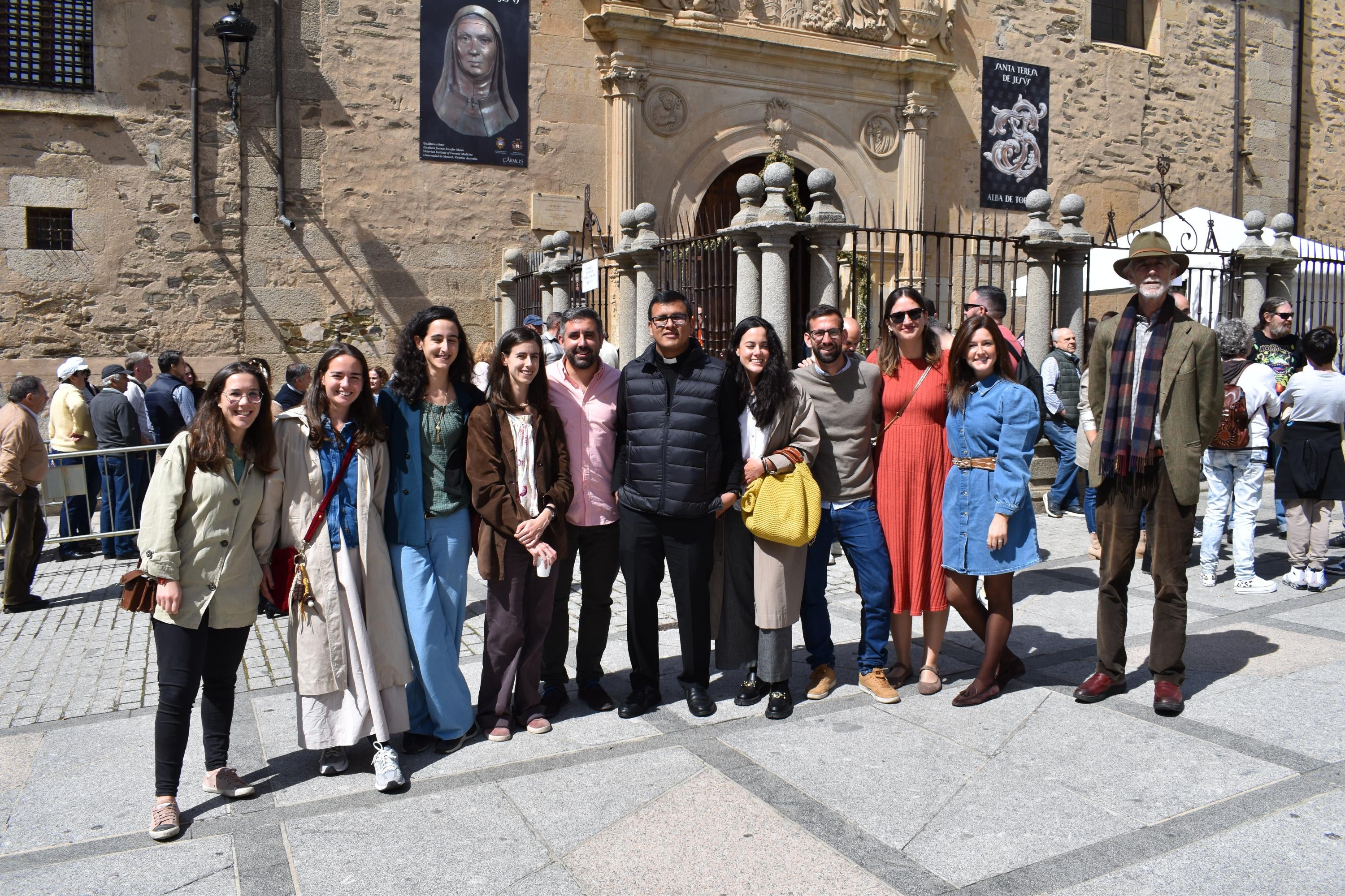 Sábado histórico en Alba de Tormes con colas de hasta 200 metros para venerar el cuerpo de Santa Teresa