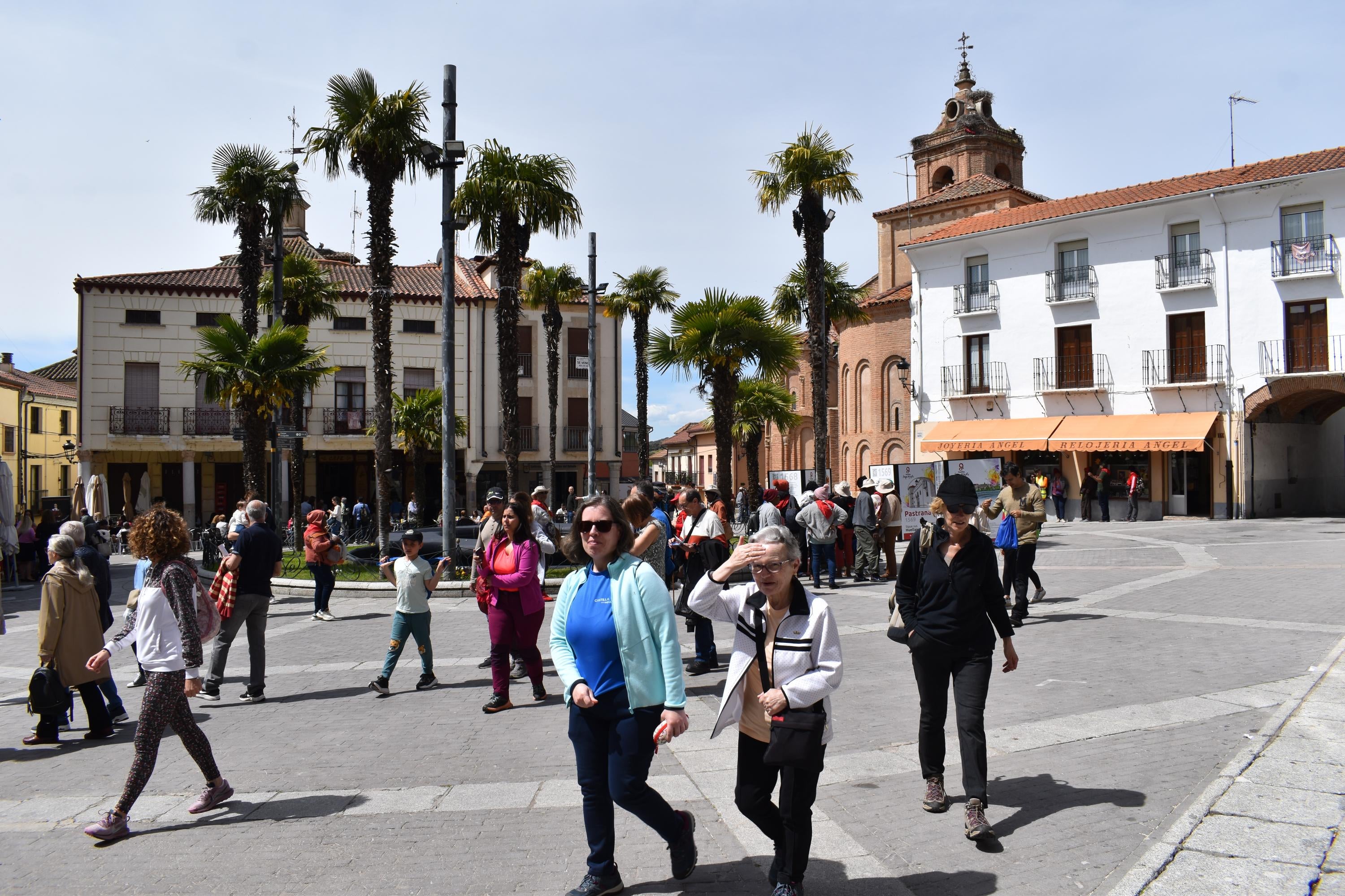 Sábado histórico en Alba de Tormes con colas de hasta 200 metros para venerar el cuerpo de Santa Teresa