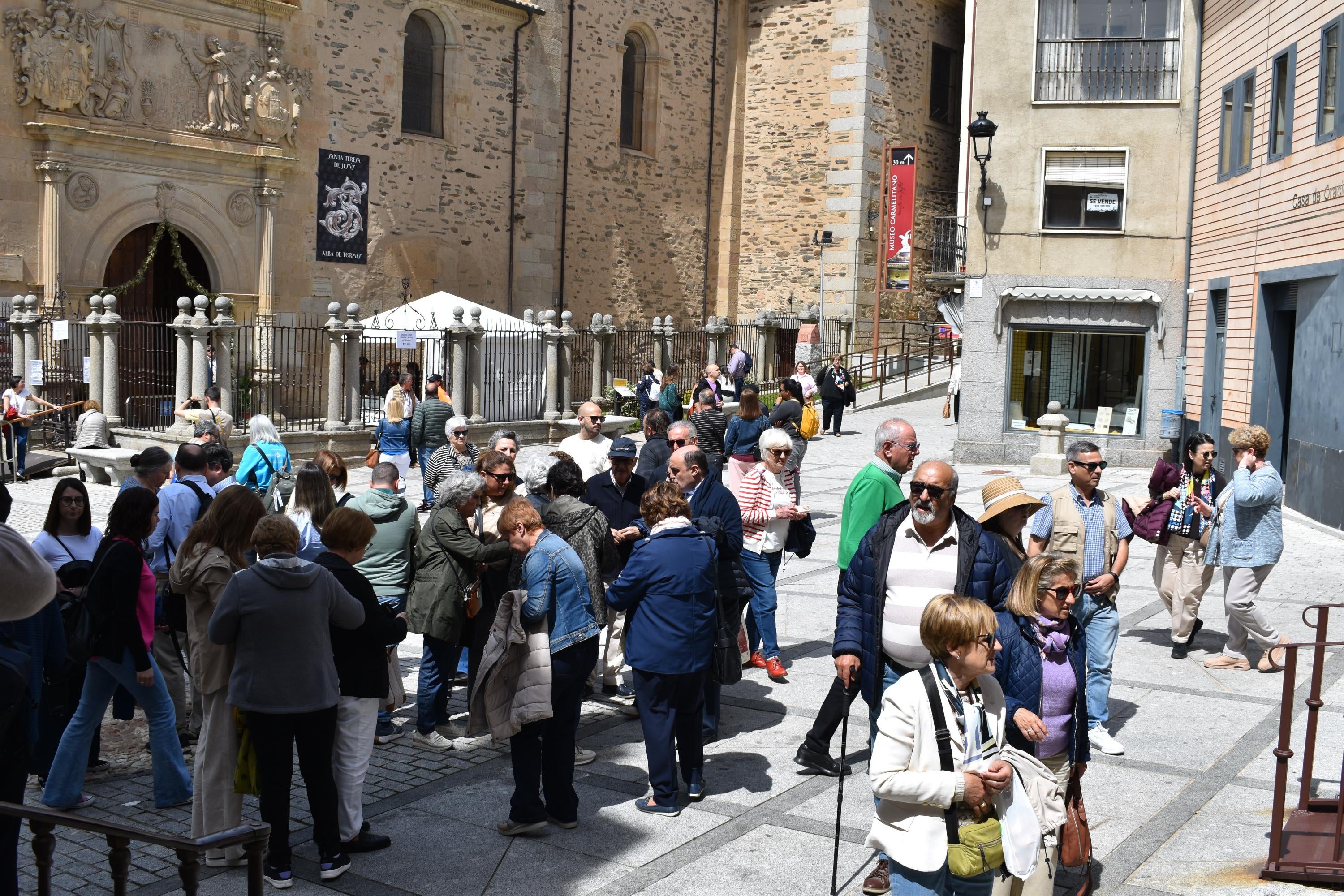 Sábado histórico en Alba de Tormes con colas de hasta 200 metros para venerar el cuerpo de Santa Teresa