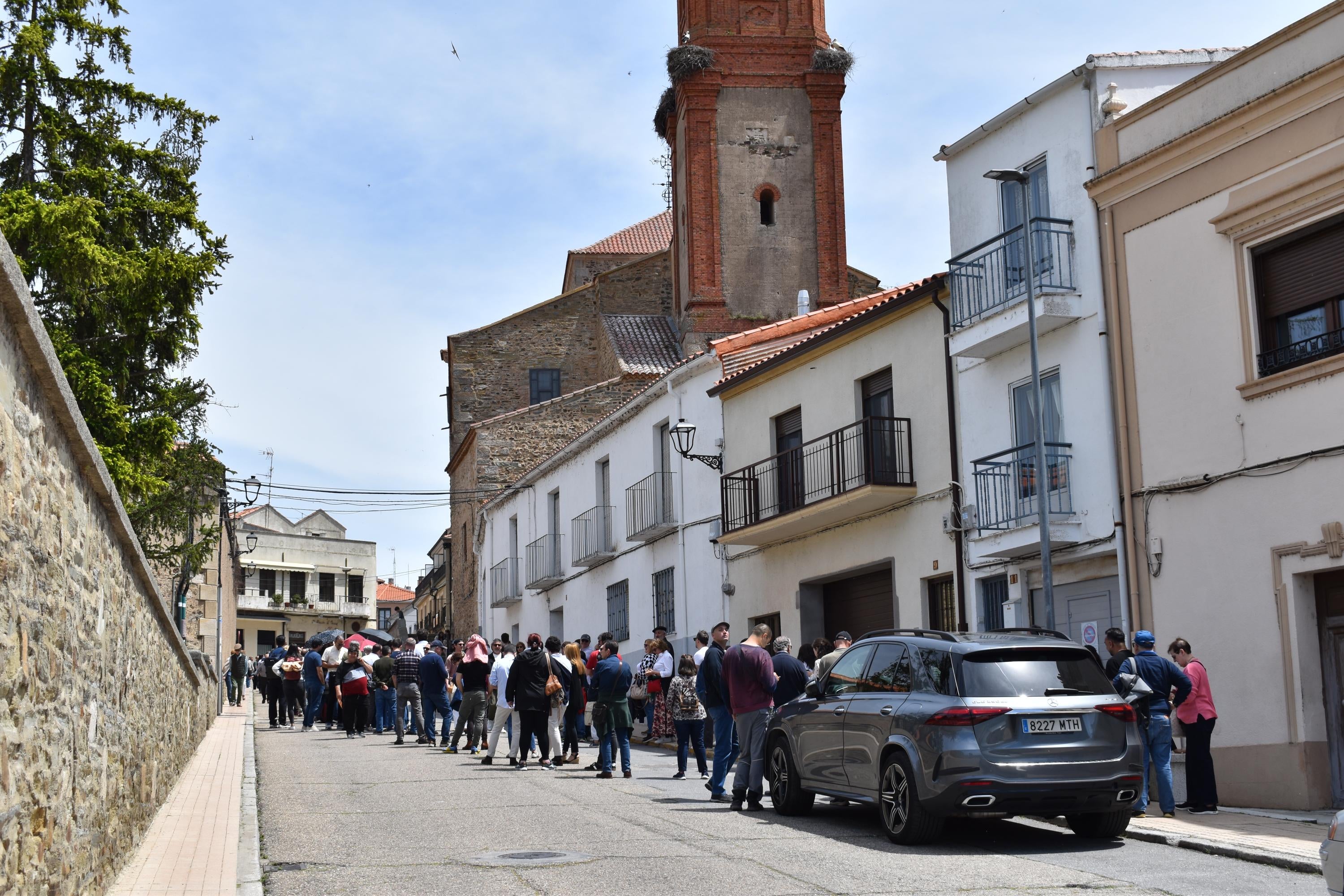 Sábado histórico en Alba de Tormes con colas de hasta 200 metros para venerar el cuerpo de Santa Teresa