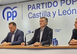 El Secretario General del Partido Popular de Castilla y León, Francisco Vázquez y los portavoces en materia de transportes del Senado y del Congreso, Juan José Sanz Vitorio y Héctor Palencia, este sábado en rueda de prensa