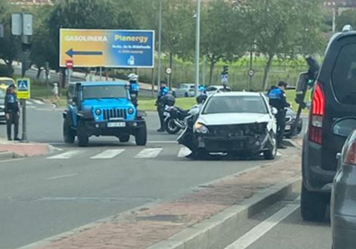 Aparatosa colisión entre dos turismos en la glorieta de la Policía Local
