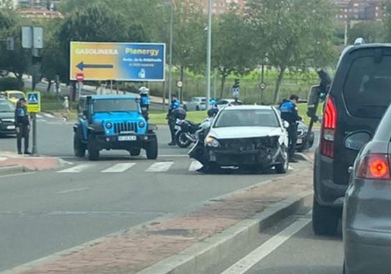 La colisión entre dos turismos en la glorieta de la Policía Local.