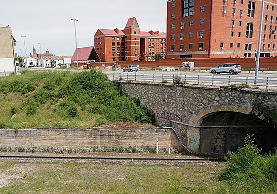 Puente sobre la vía a la altura por el que discurre la avenida Saavedra y Fajardo.