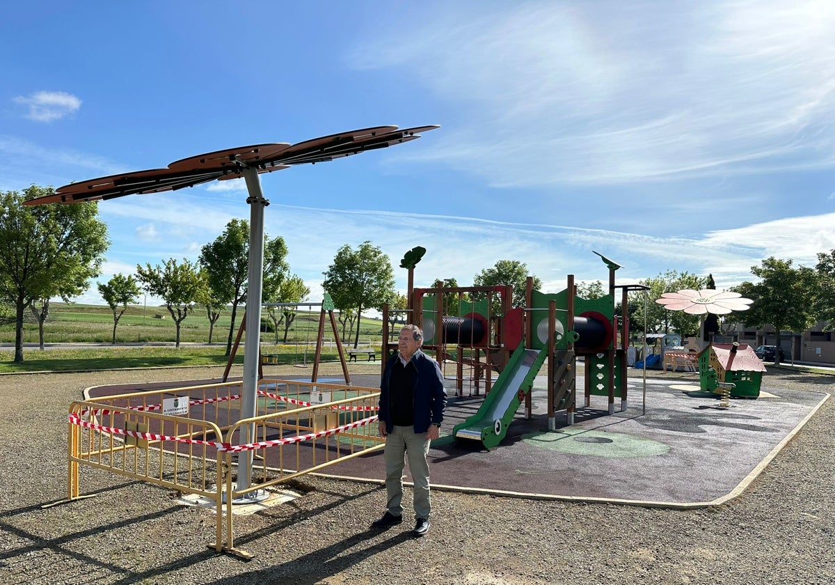Pérgolas de estreno, en forma de flor, en los parques de Villamayor de Armuña