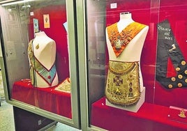 Imagen de algunas de las piezas masónicas de la colección de textiles que se exhiben en la sede de la calle Gibraltar del Centro de la Memoria.