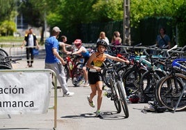 Jorge Cruz, de la Escuela Salmantina de Triatlón, se dispone a iniciar el ciclismo
