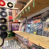Algunos de los vinilos que Jesús Ángel tiene en su tienda