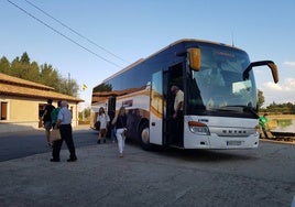 Autobús de la línea Coruia-Salamanca-Barcelona en San Miguel de Valero, localidad afectada por los recortes del servicio.