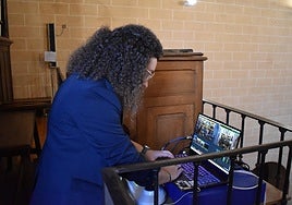 Beatriz Briñón es la encargada de coordinar la retrasmisión en directo.