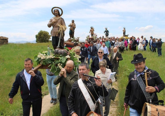 Las seis imágenes regresan a la iglesia de San Vicente, en Frades, tras la bendición de los campos