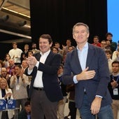 El presidente del PP de Castilla y León y presidente de la Junta de Castilla y León, Alfonso Fernández Mañueco (i), y el presidente del Partido Popular, Alberto Núñez Feijóo (d)
