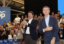 El presidente del PP de Castilla y León y presidente de la Junta de Castilla y León, Alfonso Fernández Mañueco (i), y el presidente del Partido Popular, Alberto Núñez Feijóo (d)