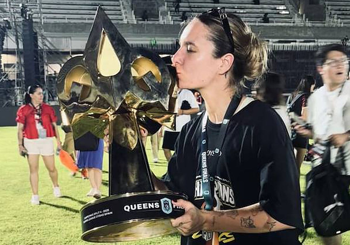 Lydia Pérez besa el título de campeón de la Queens League.