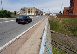 Un vehículo circula sobre el puente de Saavedra y Fajardo, la entrada sur de la ciudad que se cerrará durante ocho meses.