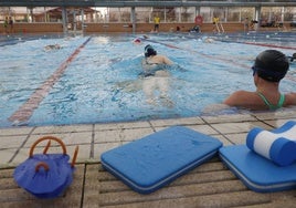 Usuarios en la piscina de Garrido.