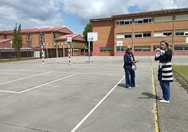 Las ediles Juani Rubio y Marta Labrador en las pistas del Miguel Hernández.