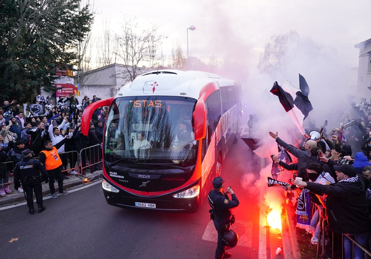 Llegada del bus de Unionistas este pasado sábado al Reina Sofía, envuelto en un tremendo ambiente.