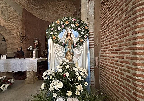 Altar dedicado a la Virgen María por el mes de mayo en Paradinas.