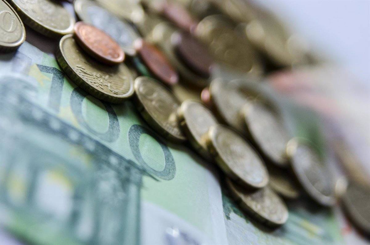 Monedas y billetes de euro.